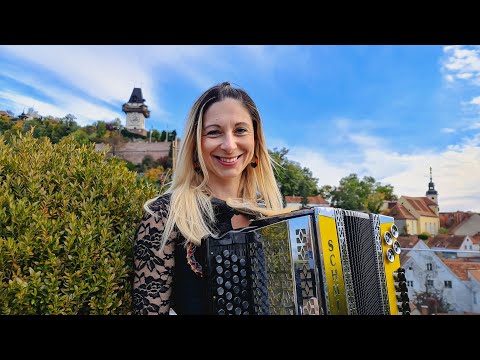 Claudia Hinker spielt den "Marsch der Steirer" für alle Harmonika Fans
