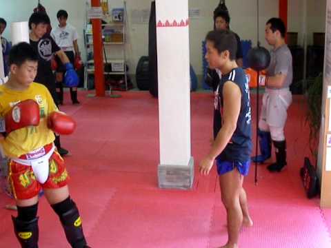 ローキックをジャブのように使う蹴り方