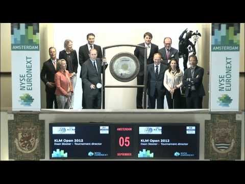Toernooidirecteur geeft startsein KLM Open met slag op gong
