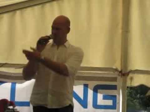 Udo Wenders erzählt von Pfarrer Franz Brei und singt im Anschluss Der letzte Zug - Cara Mia