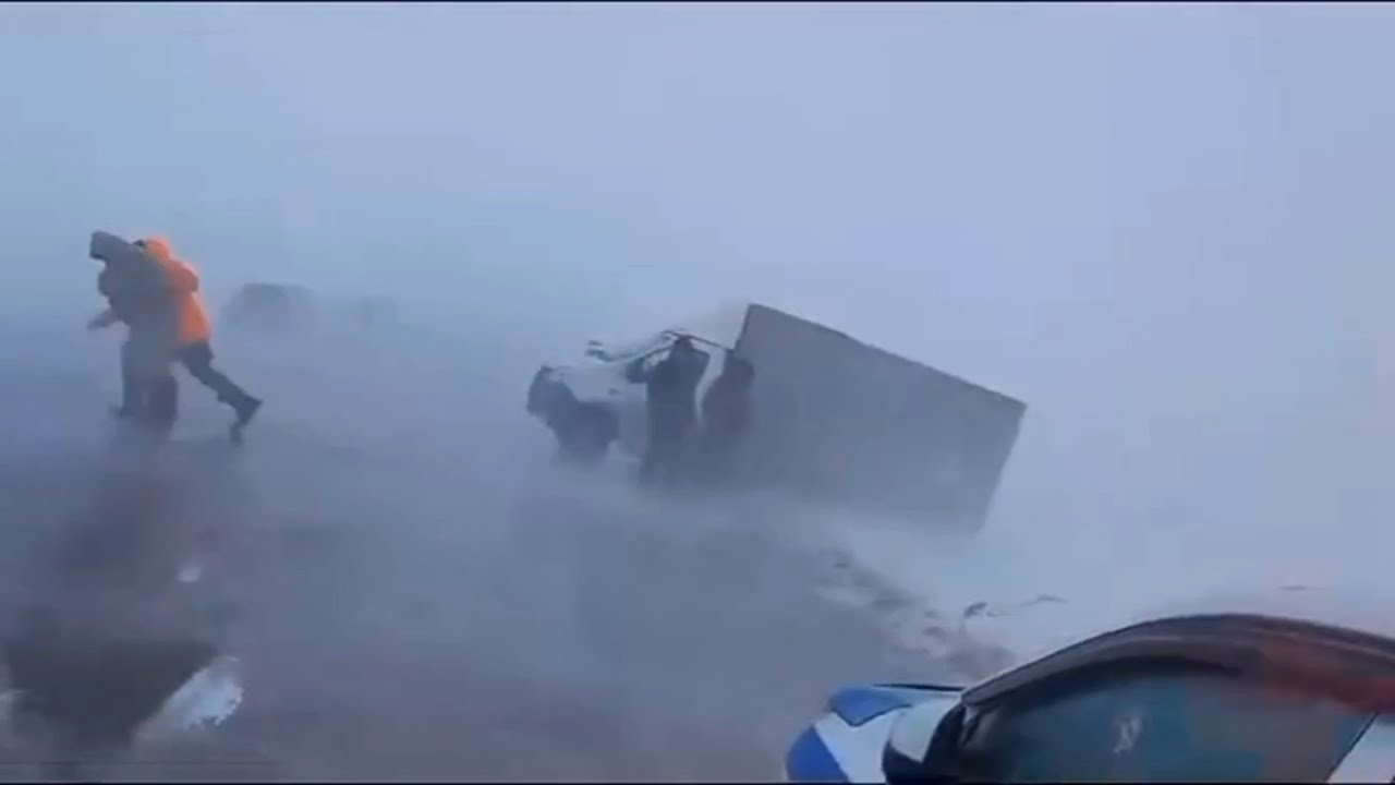 Ղազախստանում ուժեղ քամին քշել է մարդկանց. նրանք միայն սողալով են կարողացել մի քանի մետր առաջ շարժվել