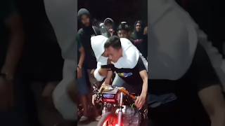 Download lagu Joki balap liar ditodong pistol, penonton lari berhamburan mp3