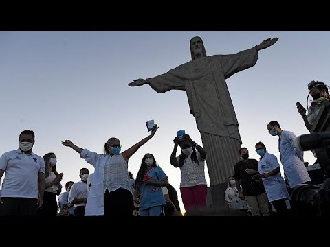 شاهد تطعيم أول سيدتين ضد كورونا في ريو دي جانيرو تحت تمثال المسيح المنقذ …