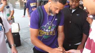 Download lagu Mahmoud Abdul Rouf signs autographs for The SI KING 6-24-17 mp3 Download lagu Mahmoud Abdul Rouf signs autographs for The SI KING 6-24-17 mp3