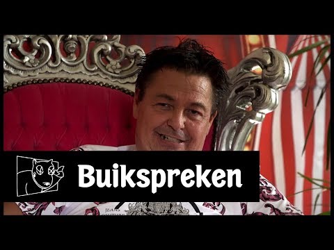 'Ik wil de grootste showman van de wereld worden' | Man bijt hond