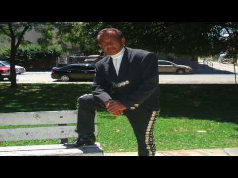 Luis Gonzalez "junto a la fuente"