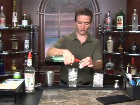How to Make the Green Lagoon Mixed Drink