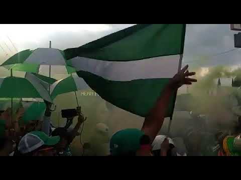 "Los de Arriba (Club León) Recibimiento afueras del Nou Camp, previo a la final ante Tigres." Barra: Los Lokos de Arriba &bull; Club: León