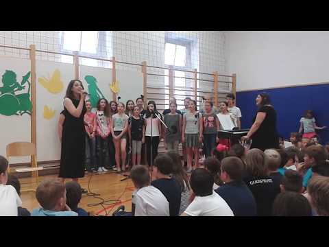 Nabiralka zvezd Eva Beus Tabu in otroški pevski zbor OŠ Ledina