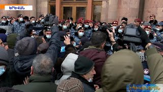 Քաղաքացիները պահանջել են ձերբակալել Փաշինյանին,ապա փորձել են մտնել կառավարության շենք