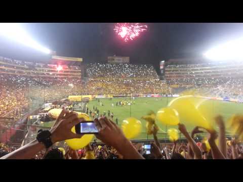 "recibimiento de la SUR OSCURA a BARCELONA en la final del campeonato 2014" Barra: Sur Oscura • Club: Barcelona Sporting Club