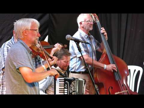 Først den ene vej/Den sødeste vals - "Jydsk på Næsen" (DK)