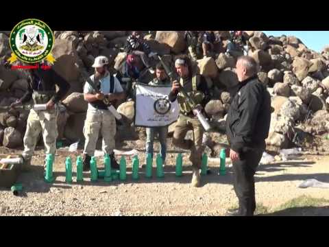 تجهيز ذخيرة مدفع اس بي جي 9 من قبل عناصر لواء السبطين لاستهداف مقر ات النظام في تل الحارة في ريف درعا