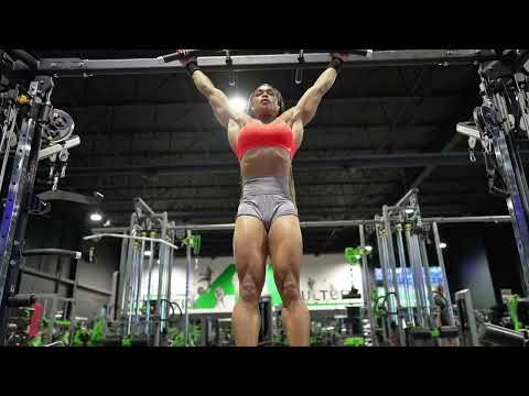 Lola Montez Flexes & Stretches Lats on Pull-Up Bar 💪