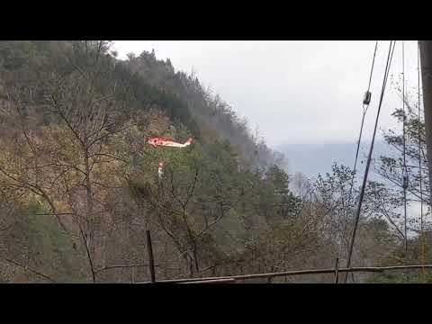 林務局聯合空勤直升機由空中投水灌救梨山森林火災