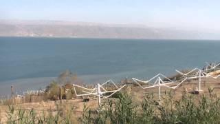 preview picture of video 'The northern Dead Sea, Israel - a view of the Jordanian side from the Neve Midbar Beach'