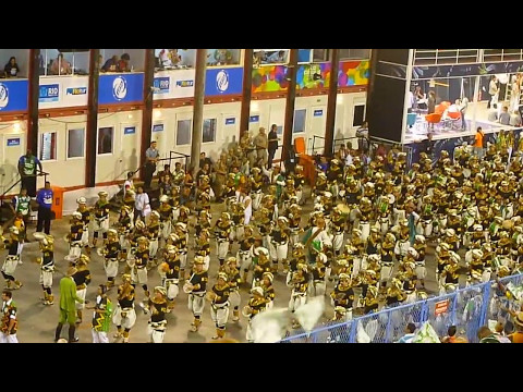 Cubango 2014 - Desfile oficial - Entrada da bateria na pista