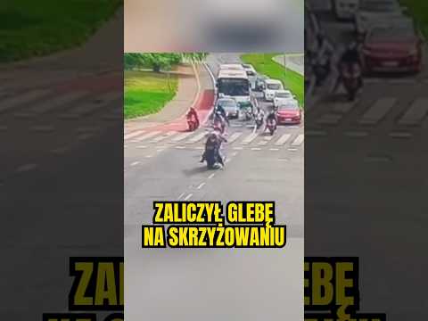 🏍️ Motocyklista zaliczył glebę ruszając na skrzyżowaniu a policjanci zabrali mu prawo jazdy 👮‍♂️🚔