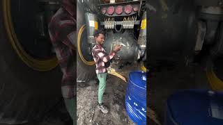 A manutenção preventiva dos maiores caminhões de mineração do mundo #shorts