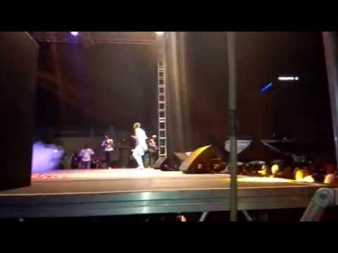 Eddy Kenzo displays his kiganda dance moves at Mbilo Mbilo concert.mov