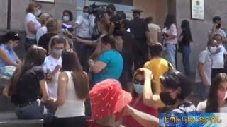 «Ինչի՞ եմ հեղափոխություն արել, որ էրեխուս կործանե՞ս».ԲՈՒՀ չընդունված դիմորդների ծնողների ակցիան