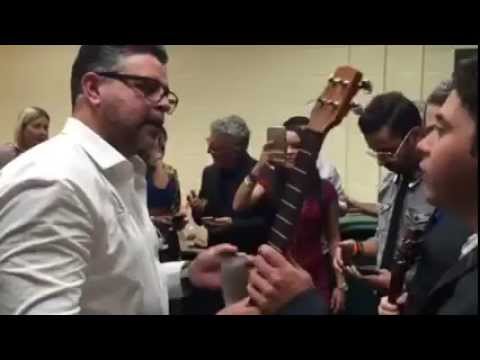 Luis Enrique tocando cuatro venezolano junto a C4 Trío