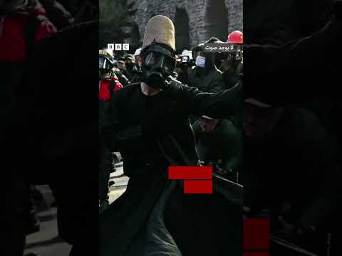 فيديو | محتج يواجه الشرطة التركية باللباس والرقص الصوفي