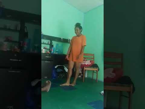 stiff png girl trying her best to flex on cam😂