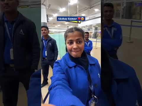 Akki fan girl reaction after watching Akshay on airport 😍🤭❤️ #akshaykumar #akshaykumarnews