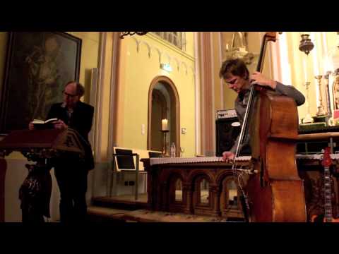 P.F. Thomése leest voor uit 'de Weldoener' begeleid door Tony Overwater