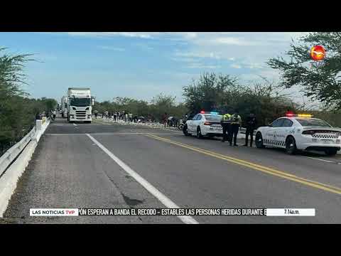 Camionetas impactan con un tráiler en Escuinapa
