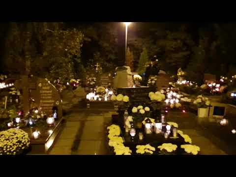 "Wszystkich Świętych" na helskim cmentarzu wieczorową porą. 01.11.2019 r.