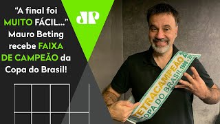Mauro Beting recebe faixa de campeão da Copa do Brasil