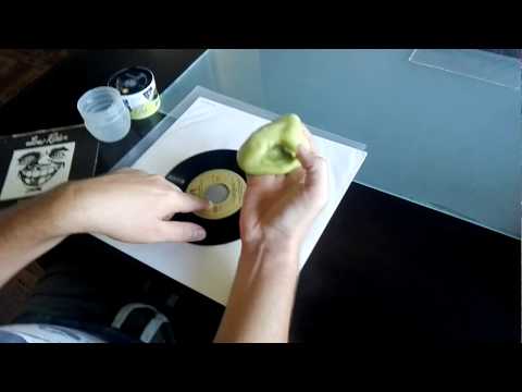 Pro-Ject vinyl clean gel on 7’’ vinyl single WAR - Low Rider / So