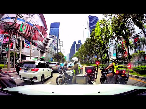 Dirigindo no pior engarrafamento de Bangkok ouvindo música clássica