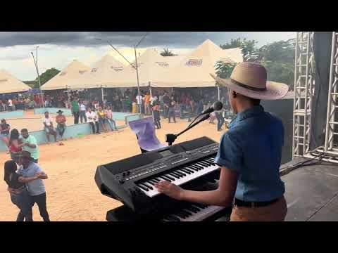 Yuri Fernandes cantando na cavalgada de￼ tamboriú janeiro 2026 ￼