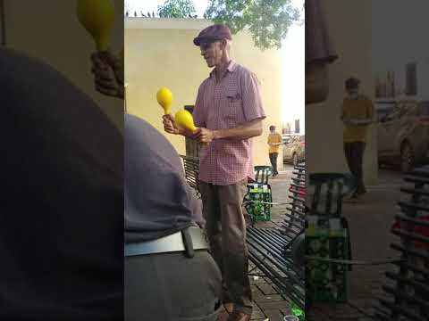 Tocando las maracas en Bachata - zona colonial (RD). #Bachata #Zonacolonial