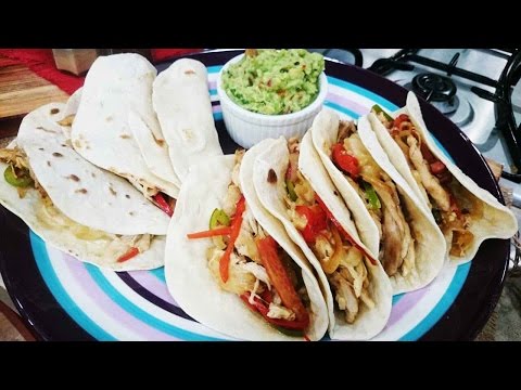 Tacos de pollo con salsa de queso picante
