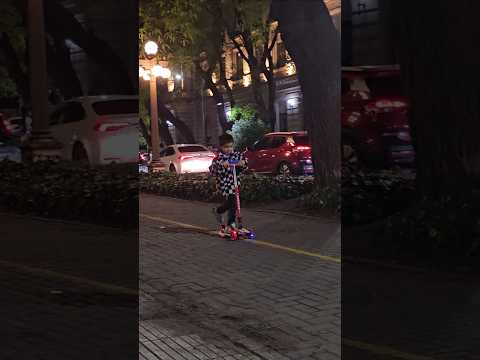 Gino monopatín Plaza Presidente Juan Domingo Perón Edificio de la Aduana Buenos Aires 8/11/25