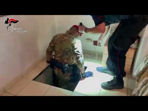 Bunker nascosto in una casa privata: l'"ascensore" era sotto le mattonelle