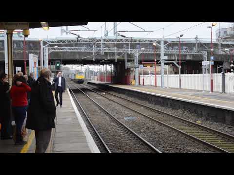 86622 & 86613 on 4M87 Felixstowe to Trafford Park passing Harrow& Wealdstone 05/02/2016