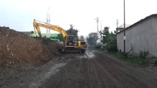 preview picture of video 'Excavator Working on muddy roads of Chennai'