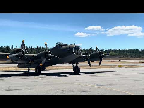 #vintage #b17flyingfortress taxis to its parking position after its performance of demonstration
