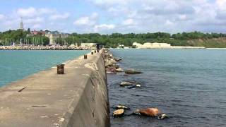 preview picture of video 'Port Washington Wi, Breakwater and Lighthouse'