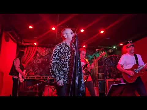 Como sonaría "Stuck in the middle" en castellano?