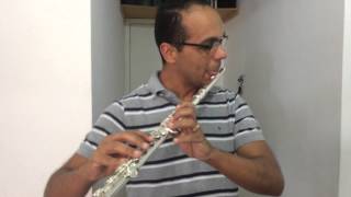 Marcos André dos Santos testa a flauta Eastman 210.
