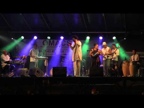 Max Mona  chante "Bwa Brilé" (A/C Eugène Mona)