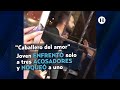 Joven DEFIENDE A CHICA De ACOSADORES Y Lo Llaman El Caballero Del Amor