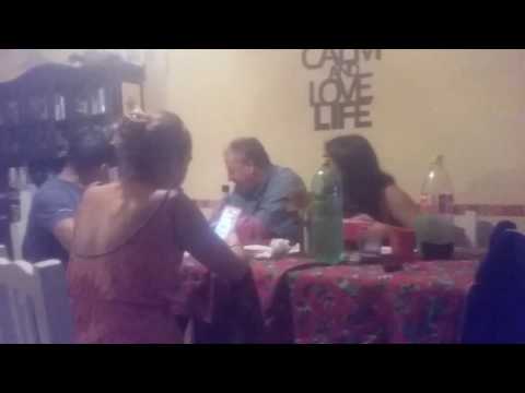 Mi hermanito me  pega con una espada