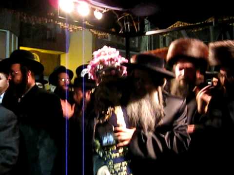Satmar Rabbi Dancing By Hachnosas Sefer Torah   1